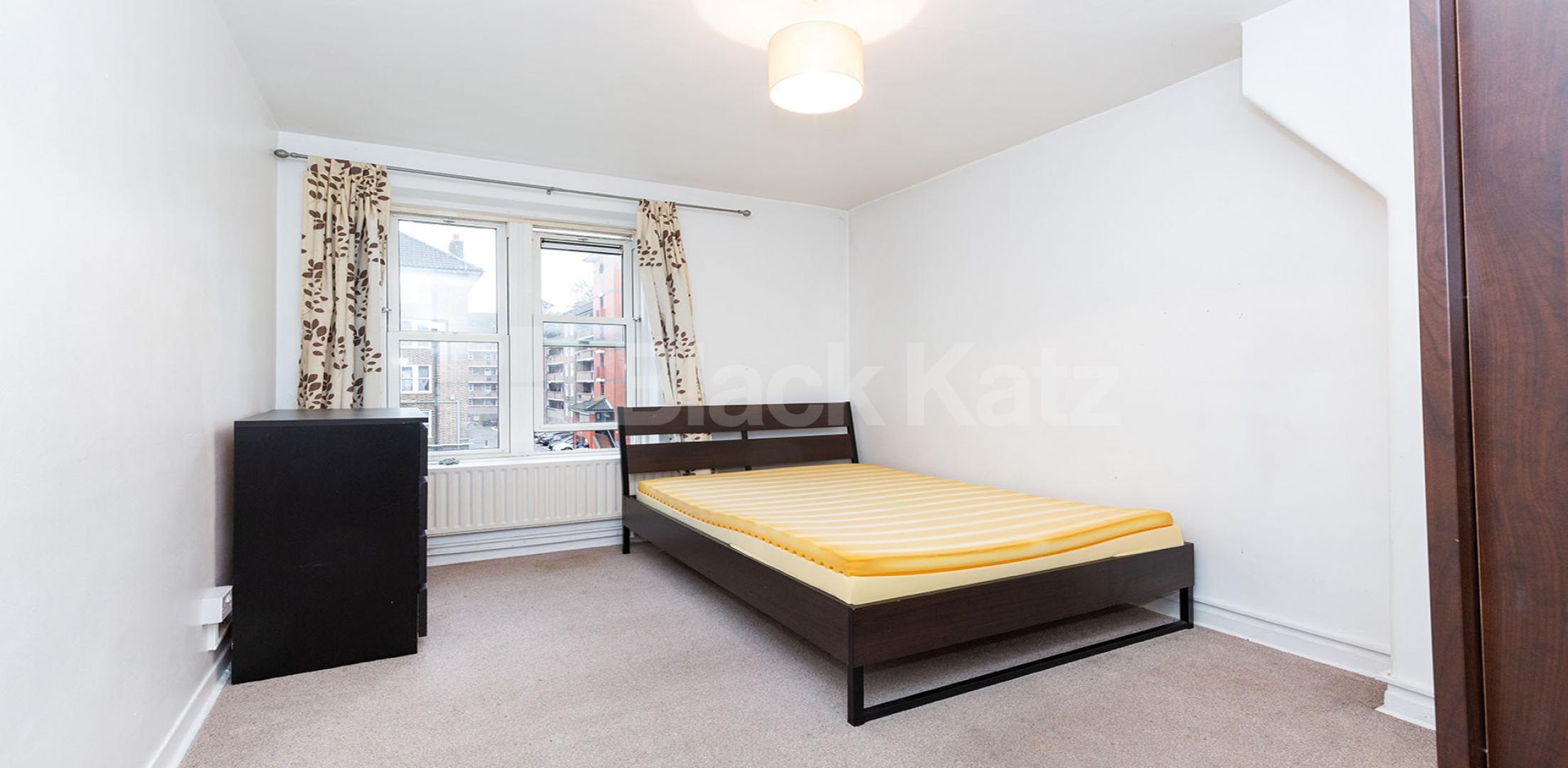 3 good size double bedrooms plus a spacious lounge in hackney Amhurst Road, Hackney